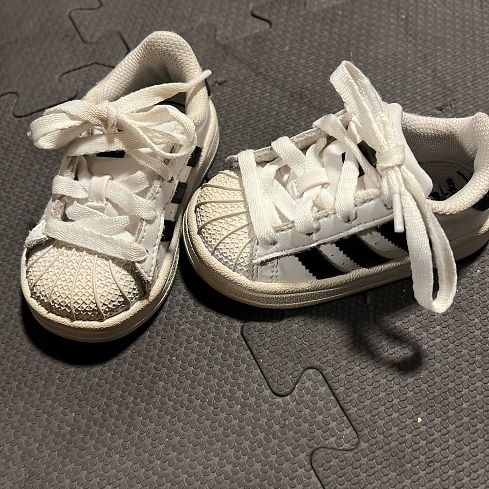 Adidas superstar baby size 5. Shell toe white and black